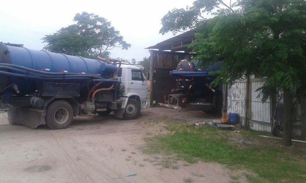 Motorista de caminhão limpa fossa é autuado por crime ambiental em Imbé