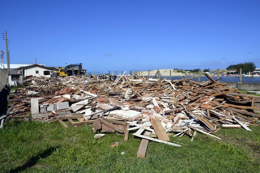 Iniciada demolição de casas na beira do Rio Tramandaí