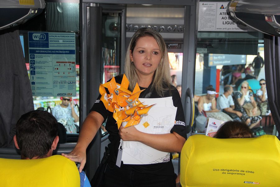 Detran conscientiza passageiros sobre uso do cinto em ônibus