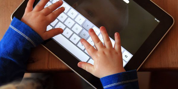 Novo estudo confirma malefícios da tecnologia para a visão das crianças