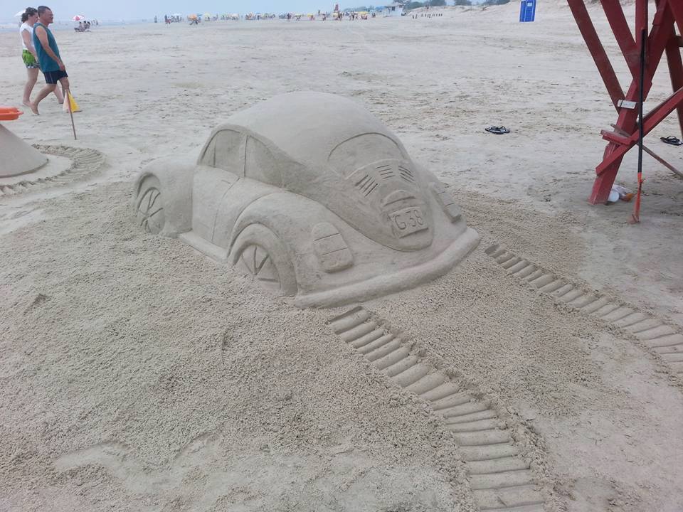 Esculturas de areia feita por salva vidas decoram guaritas em Arroio do Sal