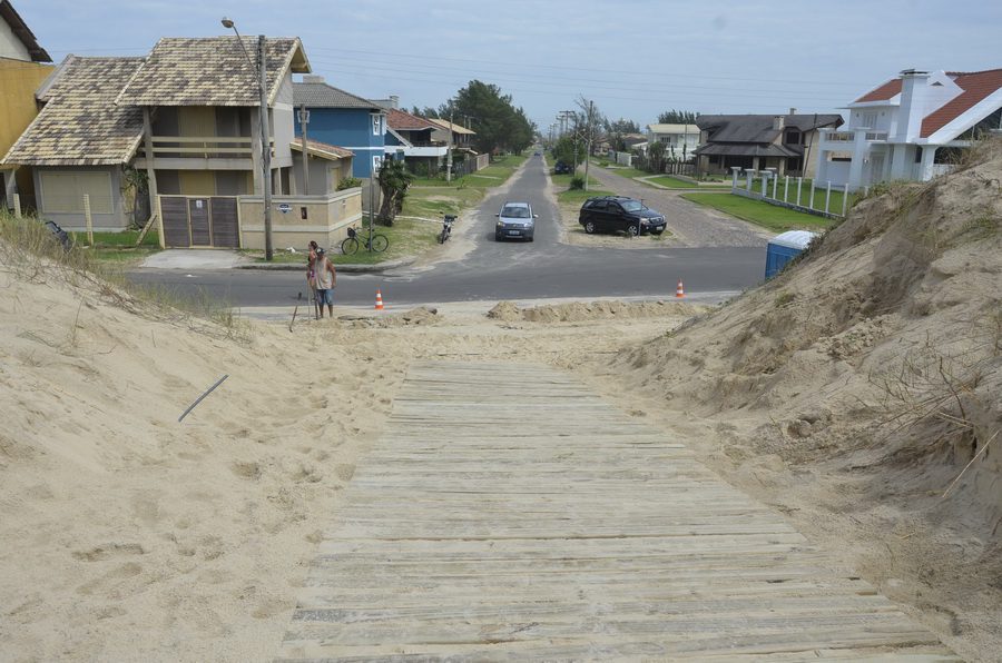 Esteiras de acesso à praia começam a ser instaladas em Imbé
