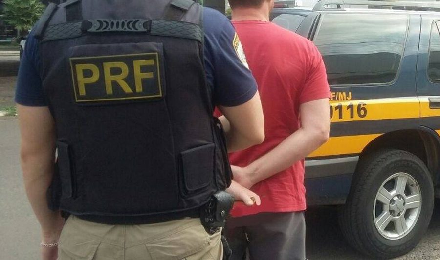 PRF prende homem com mandado de prisão preventiva decretada na BR-101