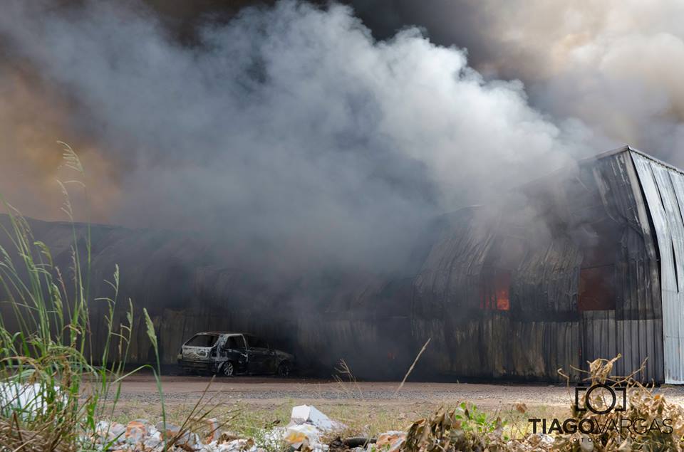 Incêndio de grandes proporções atinge fábrica de sapatos em Santo Antônio da Patrulha