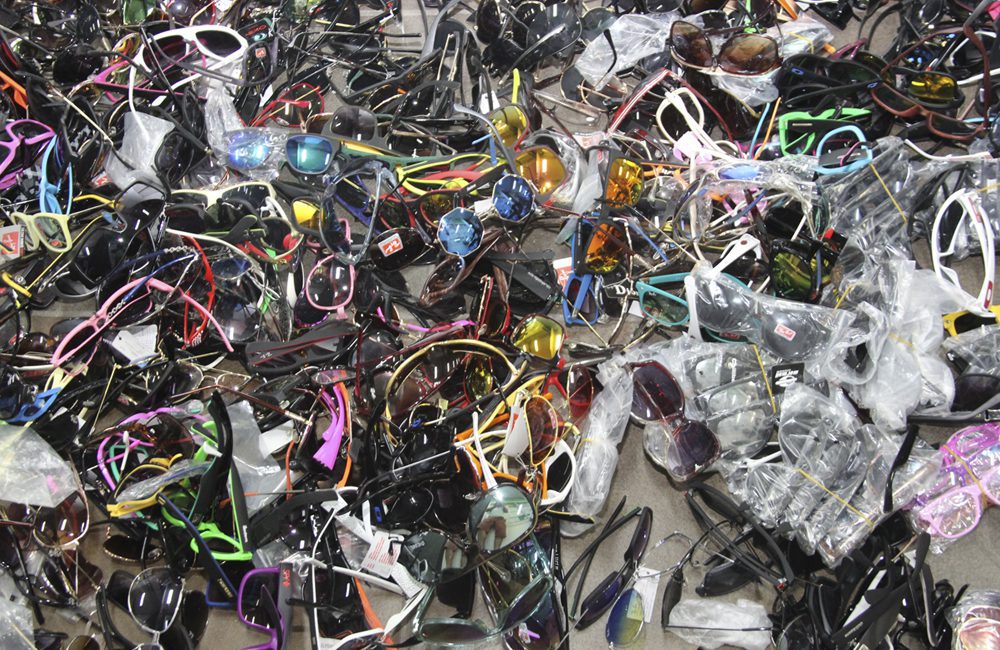Fiscalização apreendeu mais mil óculos e diversos outros produtos em Capão da Canoa