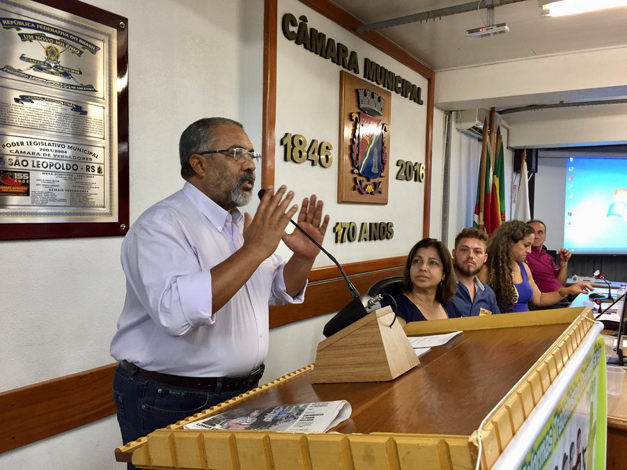 Senador Paulo Paim debate previdência e trabalho na UNICNEC em Osório
