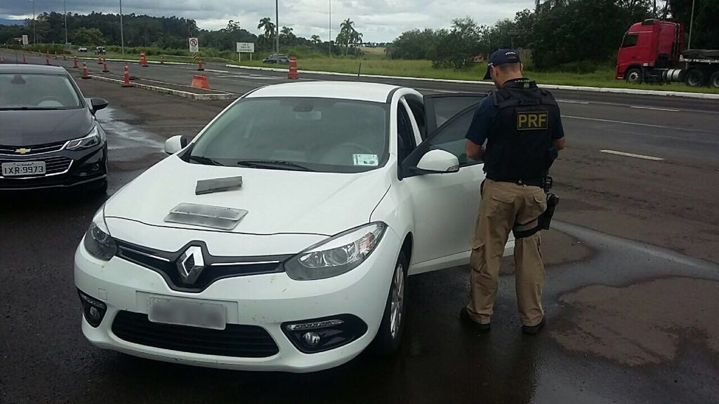 PRF aborda veículo com placas clonadas "para não levar multas" em Osório