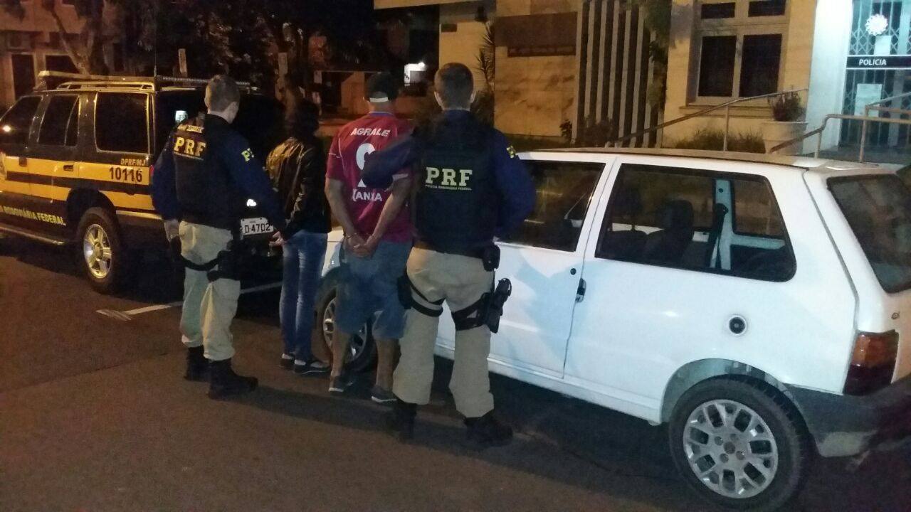 PRF prende casal com carro roubado em Osório