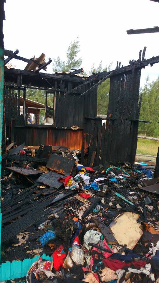 Família que teve a casa incendiada por bandidos precisa de ajuda
