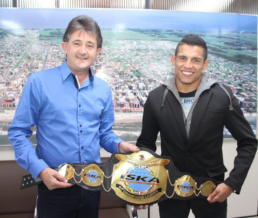 Prefeito de Capão da Canoa recebe visita do campeão sul-americano de kickboxing