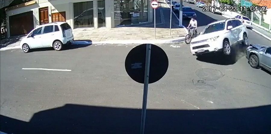 Câmera de vigilância flagra acidente com capotamento em Osório