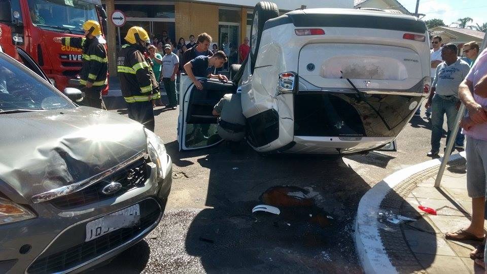Veículo capota após colisão em Osório