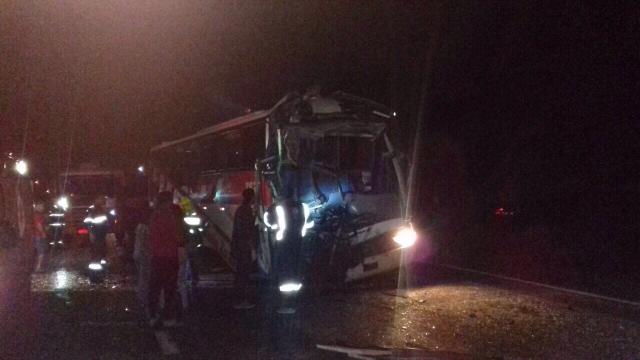 Dez pessoas ficam feridas em acidente entre ônibus e caminhão na BR-101, em Osório