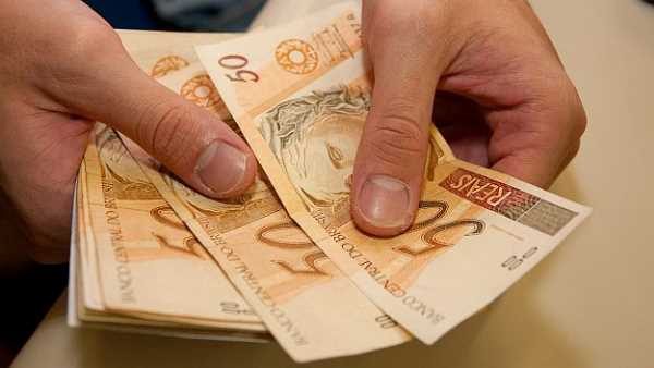Estado inicia pagamento da folha com depósito de até R$ 3 mil líquidos por matrícula