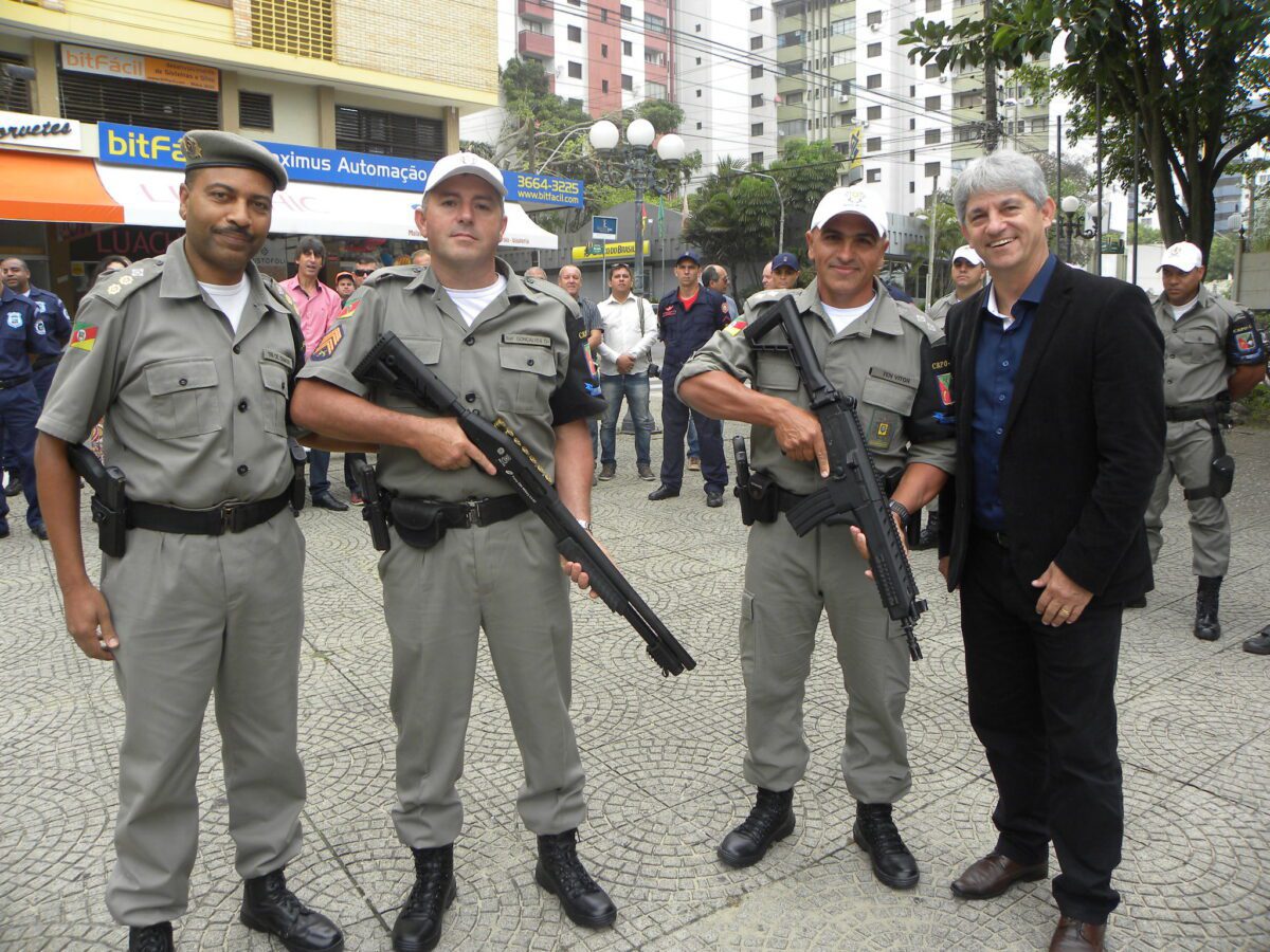 Brigada Militar de Torres ganha fuzil, escopeta e nova viatura