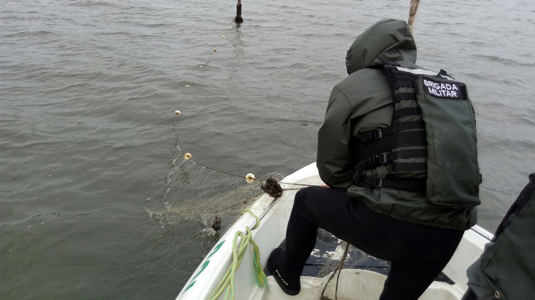 Operação apreende redes de pesca e prende duas pessoas em lagoas da região