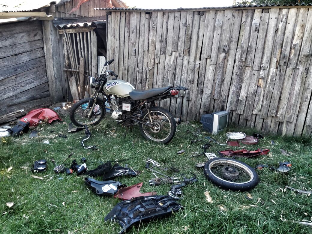 Casal é preso durante desmanche de moto roubada em Mostardas