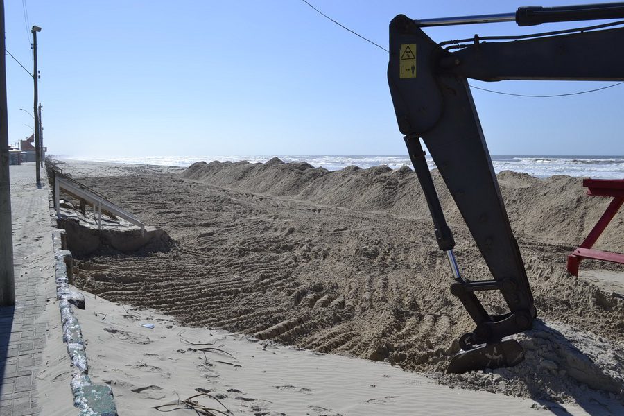 Prefeitura está realizando rebaixamento da areia da praia em Imbé