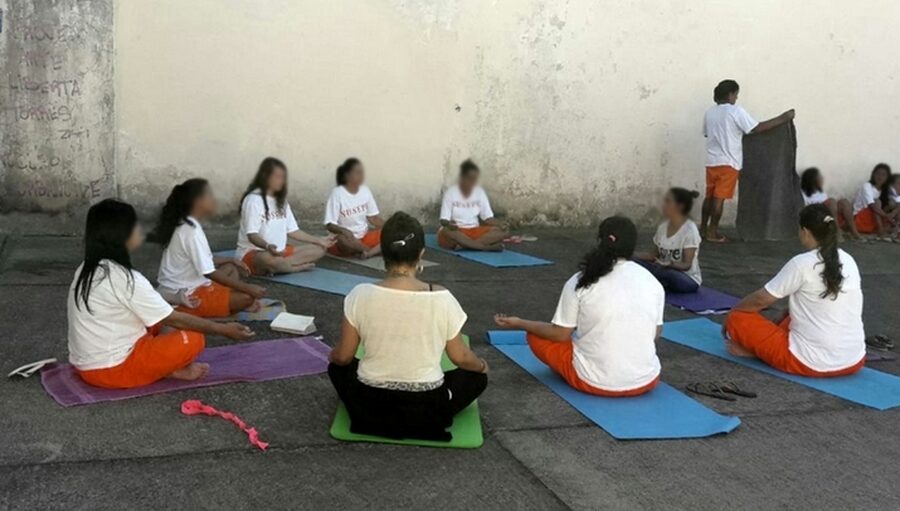Apenadas do Presídio Feminino de Torres participam de aulas de yoga