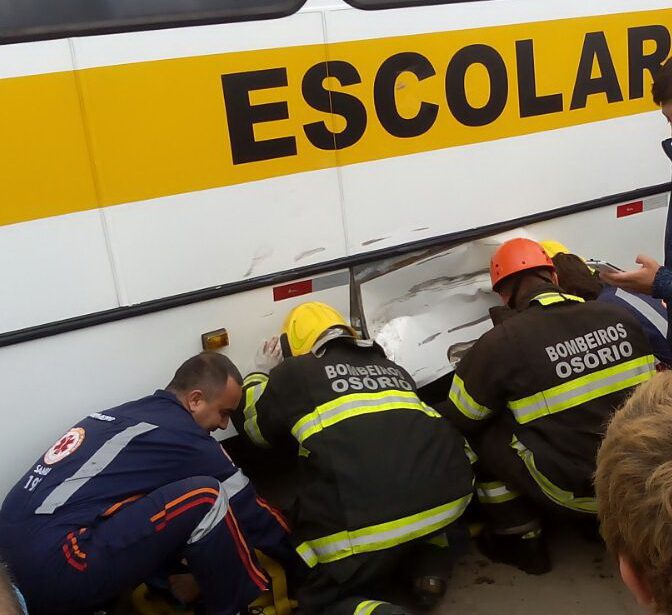 Motociclista sofre fratura após colisão com ônibus escolar em Osório