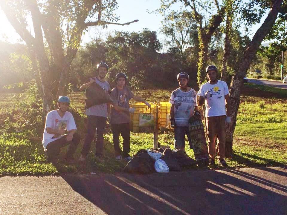 Praticantes do Skate Downhill aderem ações do Jogue Limpo em Osório