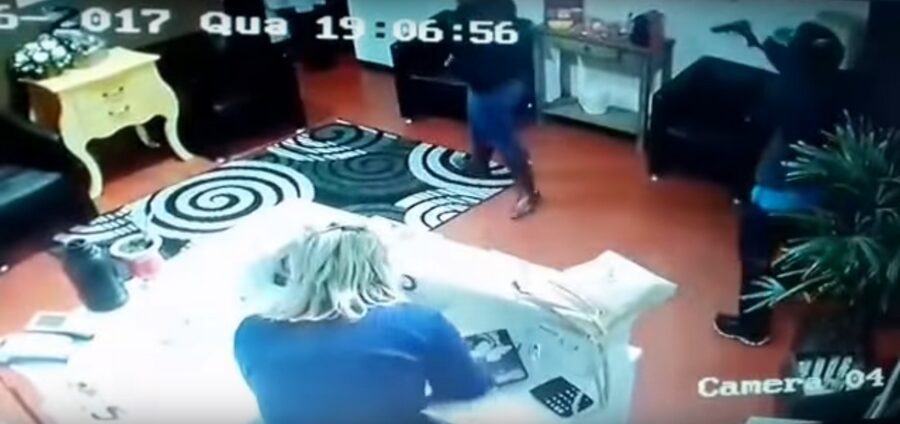 Câmeras de vigilância flagram assalto a centro de estética em Osório (vídeo)