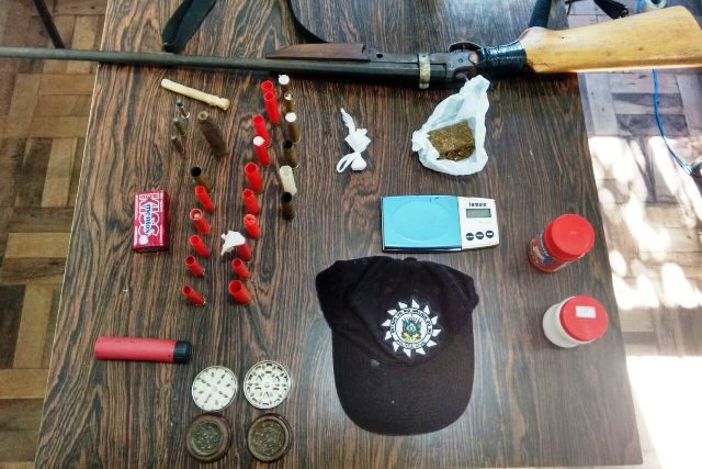 Criminosos são presos por posse irregular de arma de fogo e tráfico de drogas em Três Forquilhas