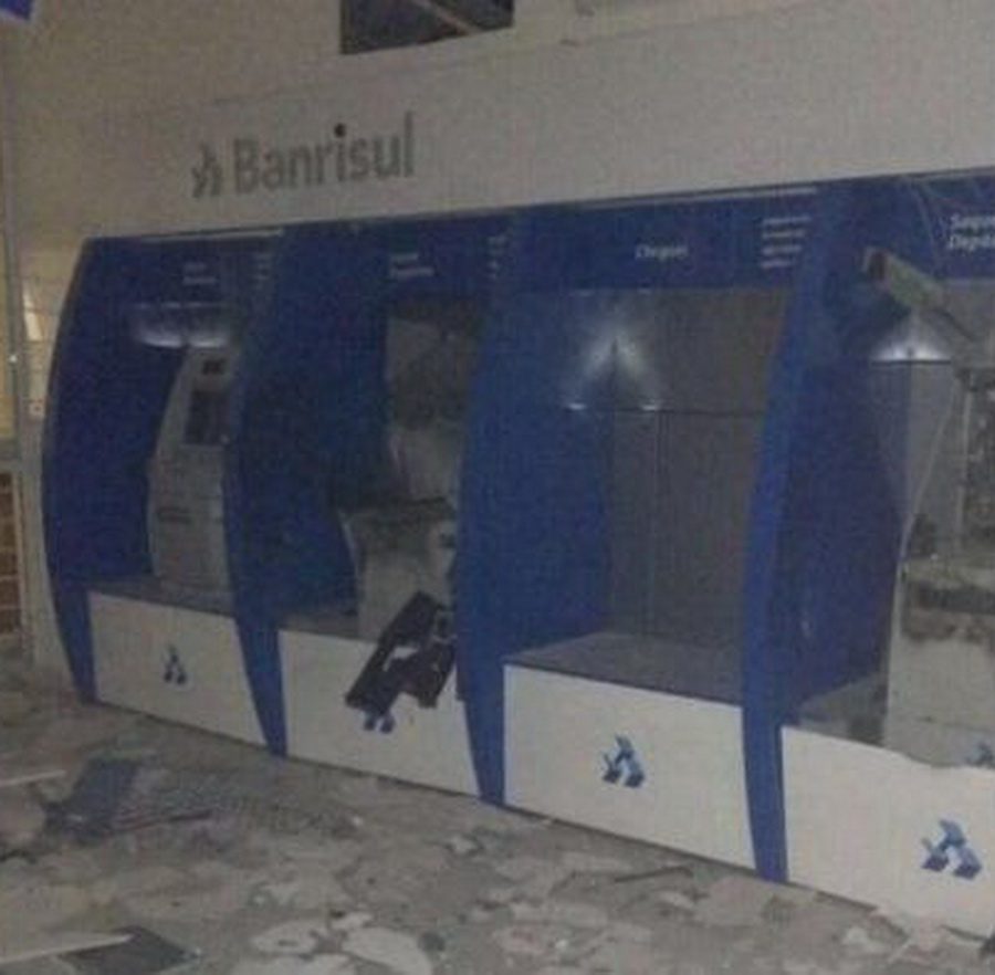 Criminosos explodem caixas eletrônicos de mais um banco no Litoral