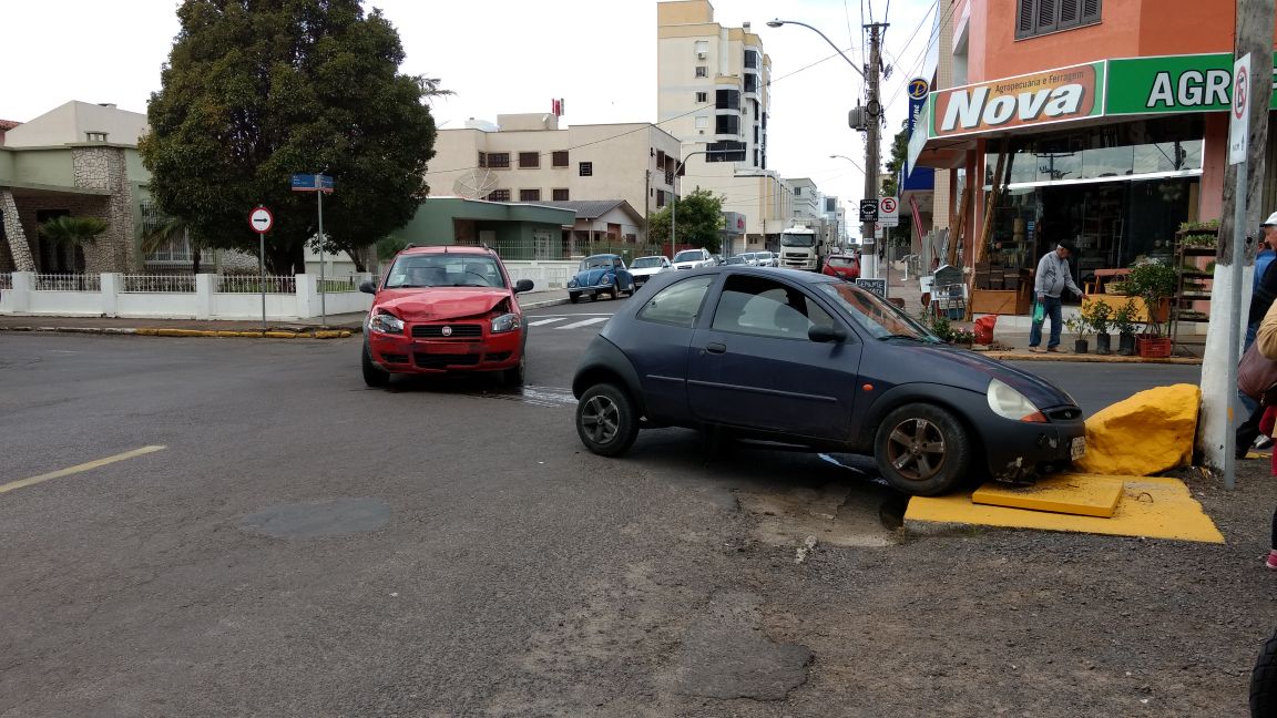 Acidente de trânsito envolve dois veículos no centro de Osório