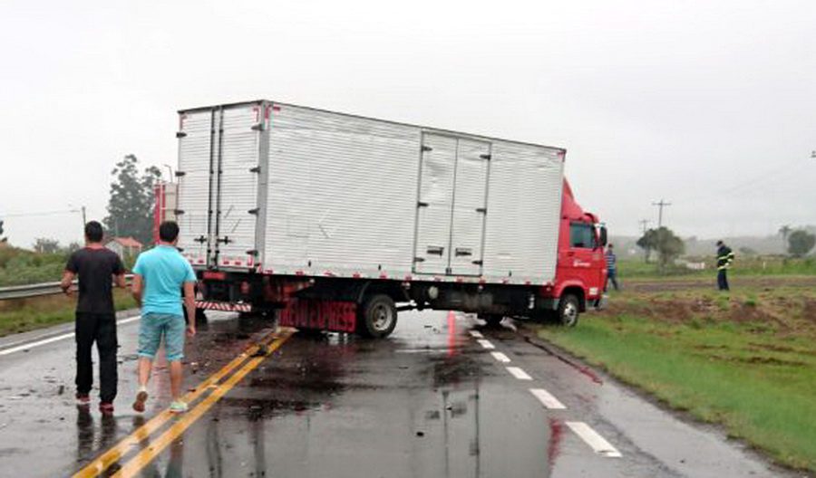 Colisão entre caminhões deixa dois feridos na RS-474