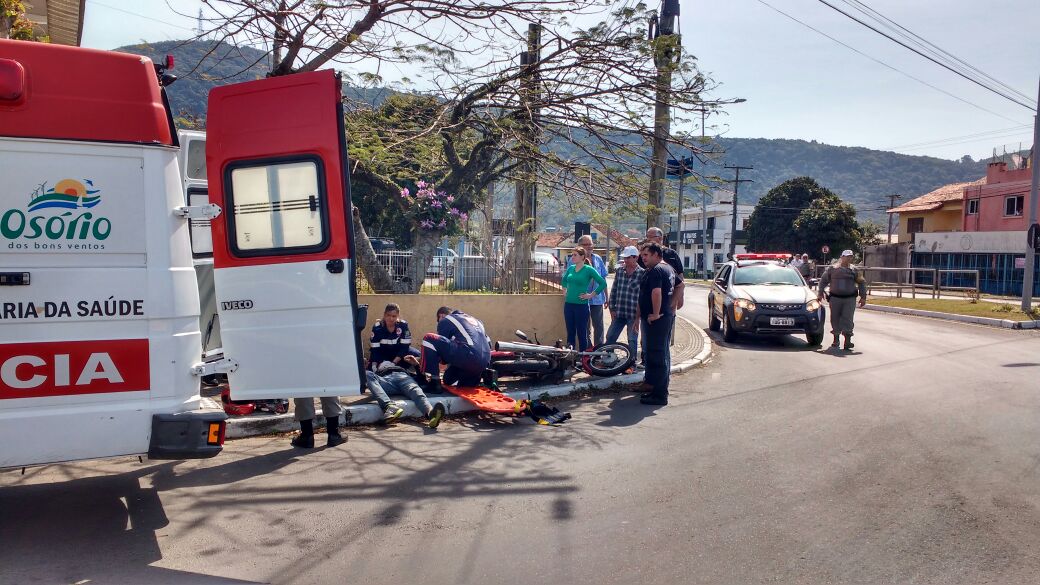 Duas pessoas ficam feridas em acidente envolvendo moto e carro em Osório