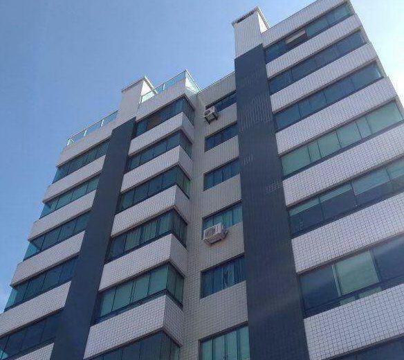 Mulher morre ao cair do 9° andar de prédio em Torres