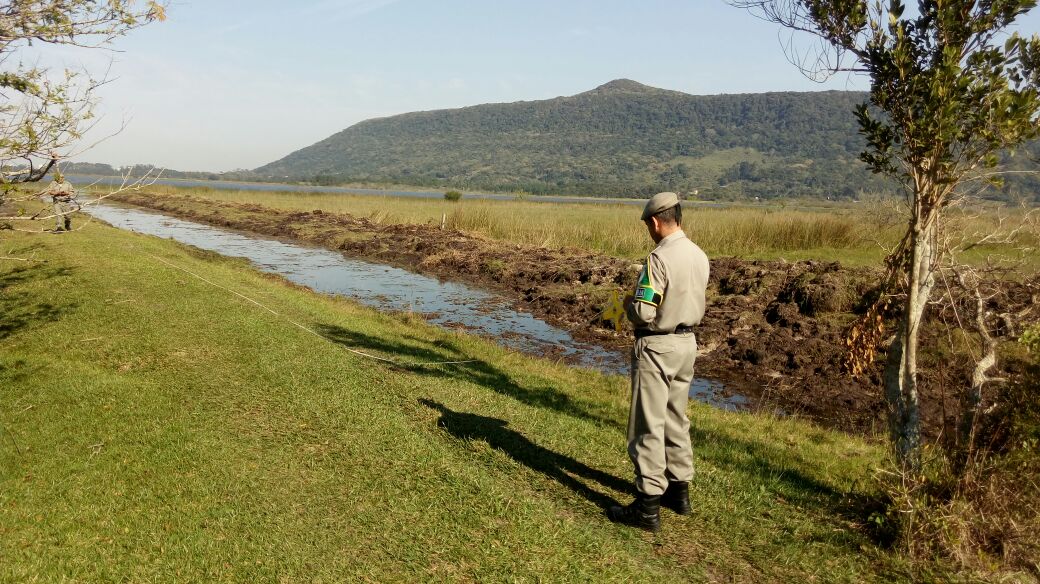 Patram notifica proprietário de terreno que abriu canal às margens da Lagoa do Peixoto em Osório