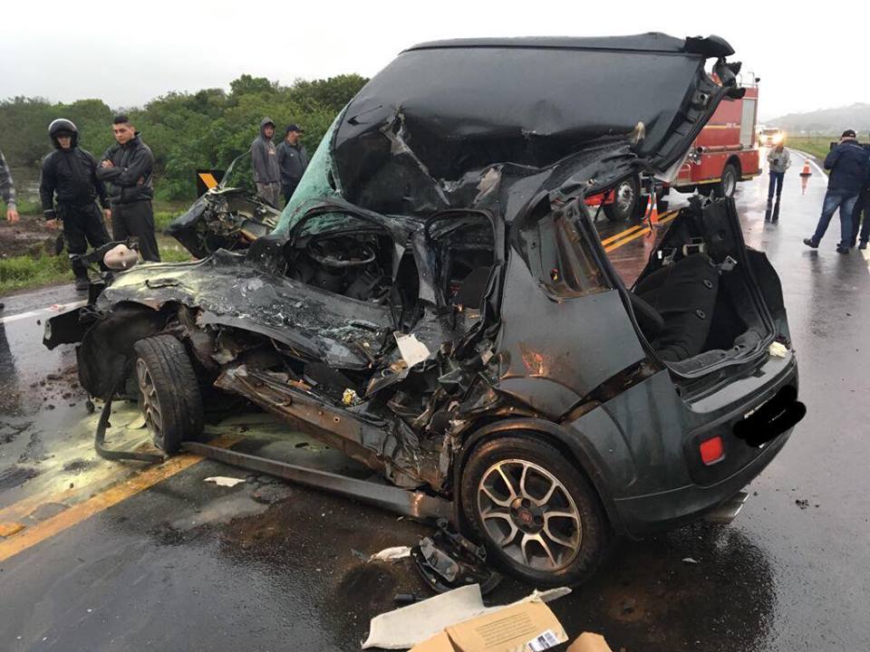Colisão entre carro e caminhão deixa vítima presa às ferragens na RS-474