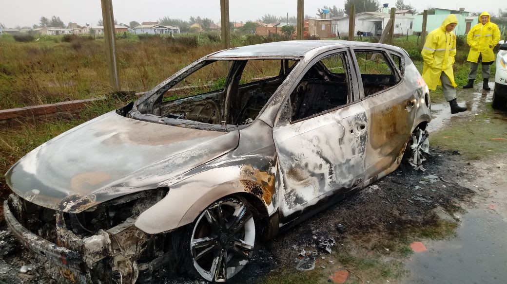 Corpo esquartejado é encontrado em carro incendiado em Imbé