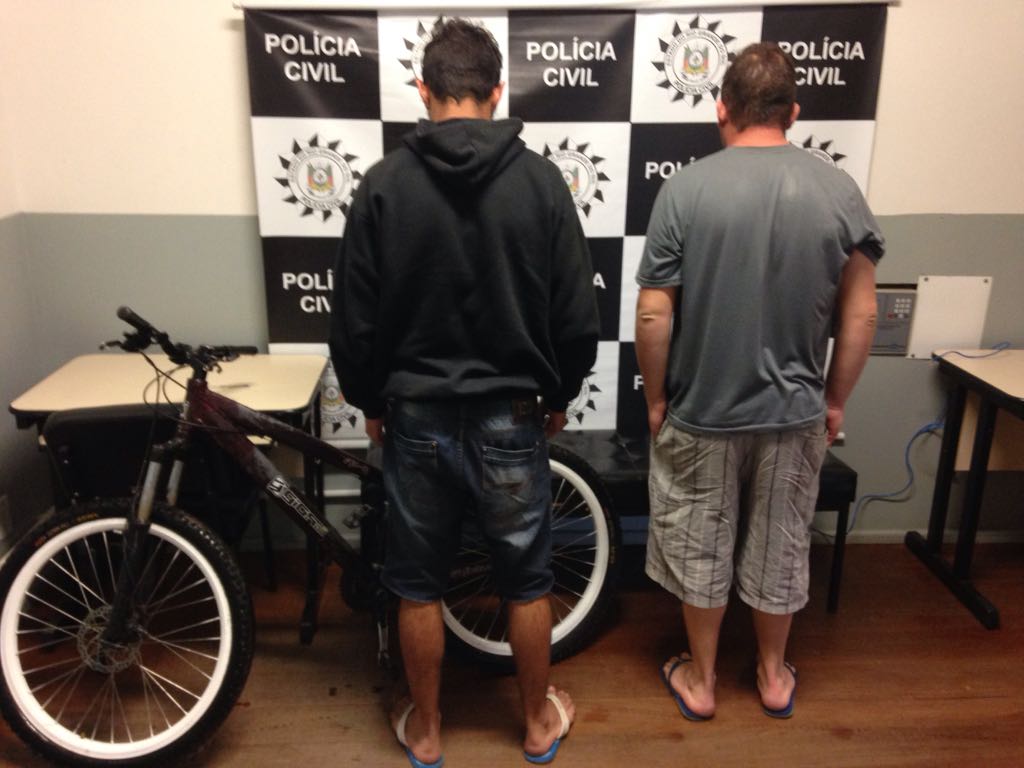 Policiais civis prendem suspeitos de receptação de bicicleta roubada em Osório