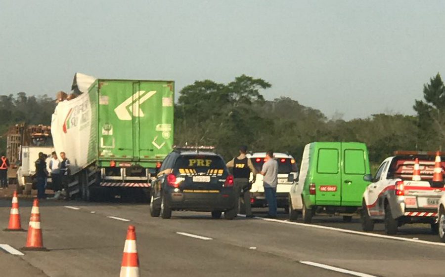 Colisão entre caminhões deixa um morto na Freeway