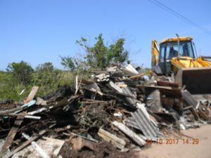 Prefeitura limpa estrada e retira nove toneladas de lixo e entulho em Torres