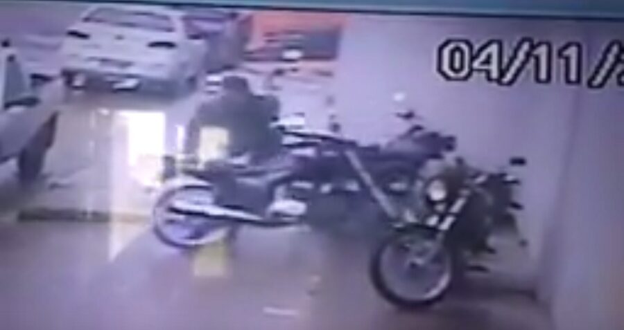 Câmera de vigilância flagra furto de motocicleta no centro de Tramandaí