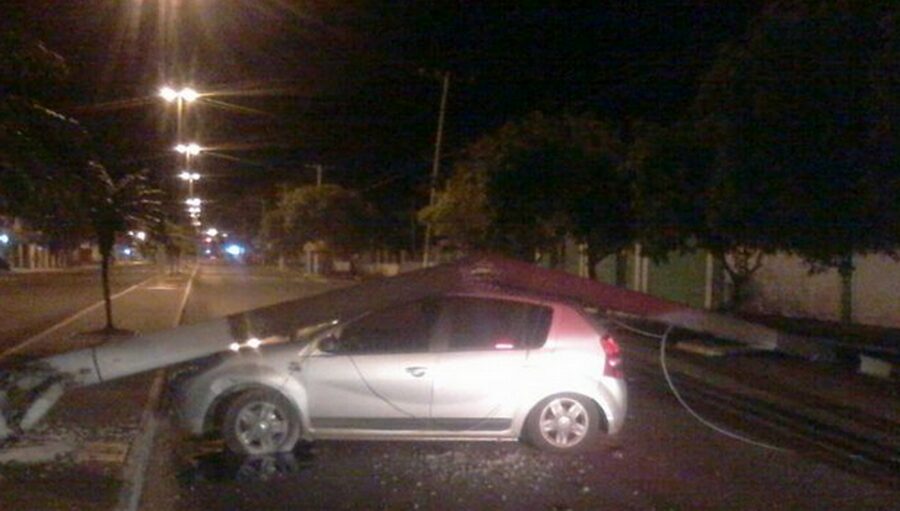 Motorista perde controle de veículo e colide em poste na Avenida Paraguassú
