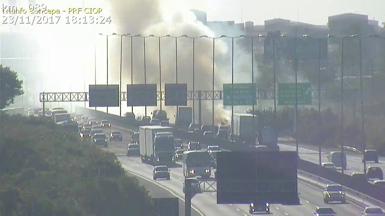 Incêndio às margens da Freeway atrapalha visibilidade de motoristas