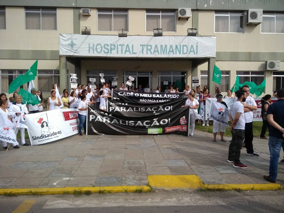 Funcionários do hospital de Tramandaí bloqueiam a Ponte Giuseppe Garibaldi