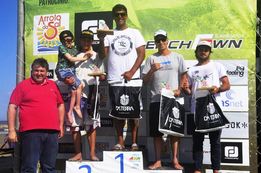 Robson Pinheiro leva o título Da Terra apresenta a Taça Freeday LRS de Surf Amador 2017