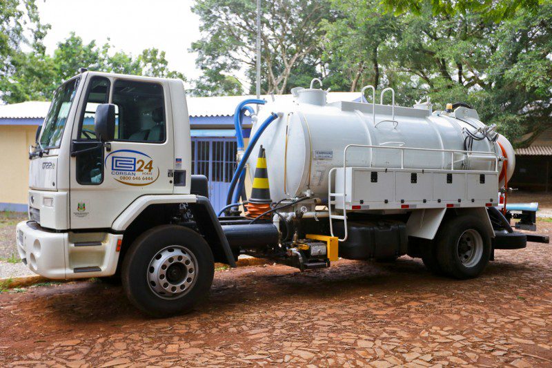 Corsan inicia projeto piloto de limpeza de fossas no Litoral