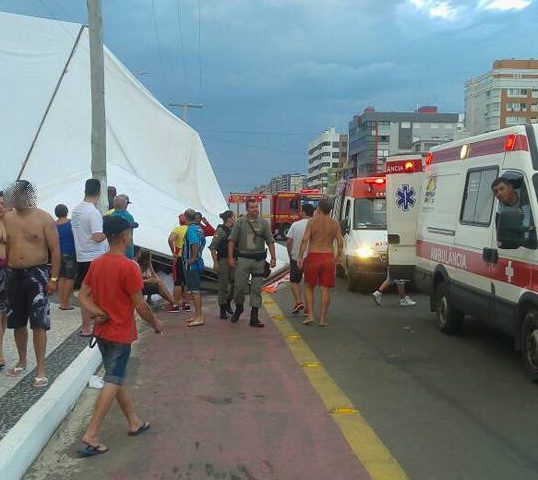 Vendaval derruba estrutura de evento e fere pessoas em Capão da Canoa
