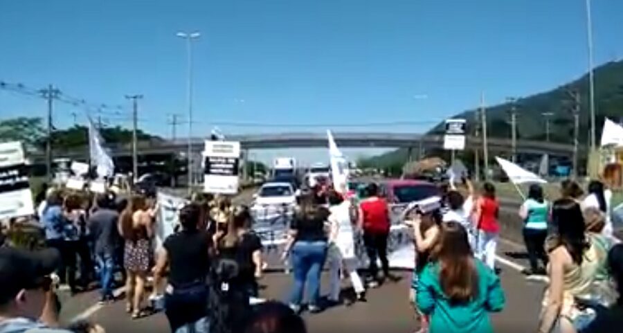 Funcionários do hospital de Osório bloqueiam BR-101 durante protesto