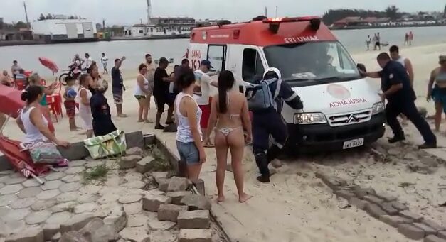 Banhistas são resgatados por guarda-vidas na Barra do Rio Tramandaí