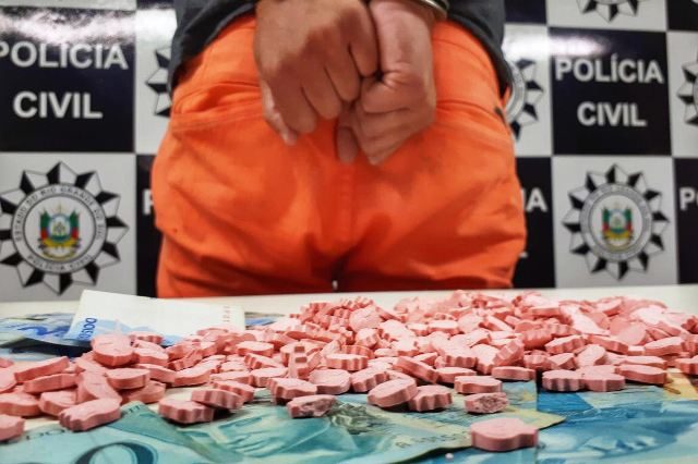 Motorista de aplicativo de transporte de passageiros é preso em flagrante com drogas sintéticas em Capão da Canoa