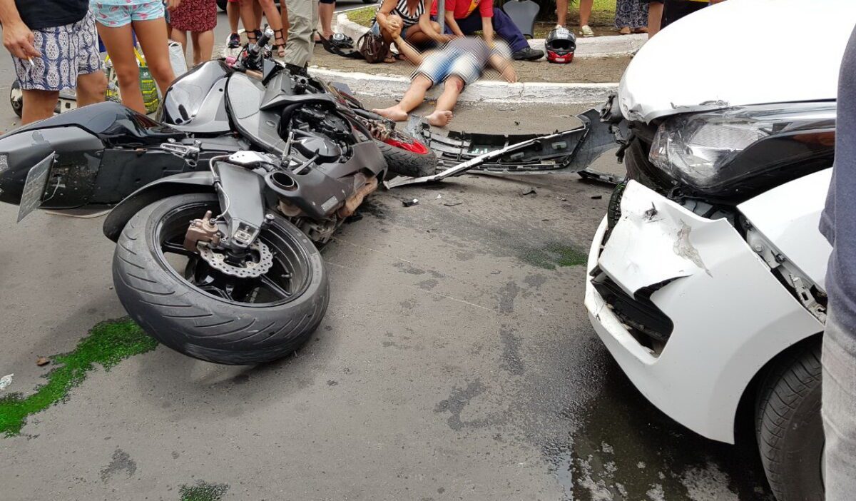 Colisão fere motociclista no centro de Tramandaí