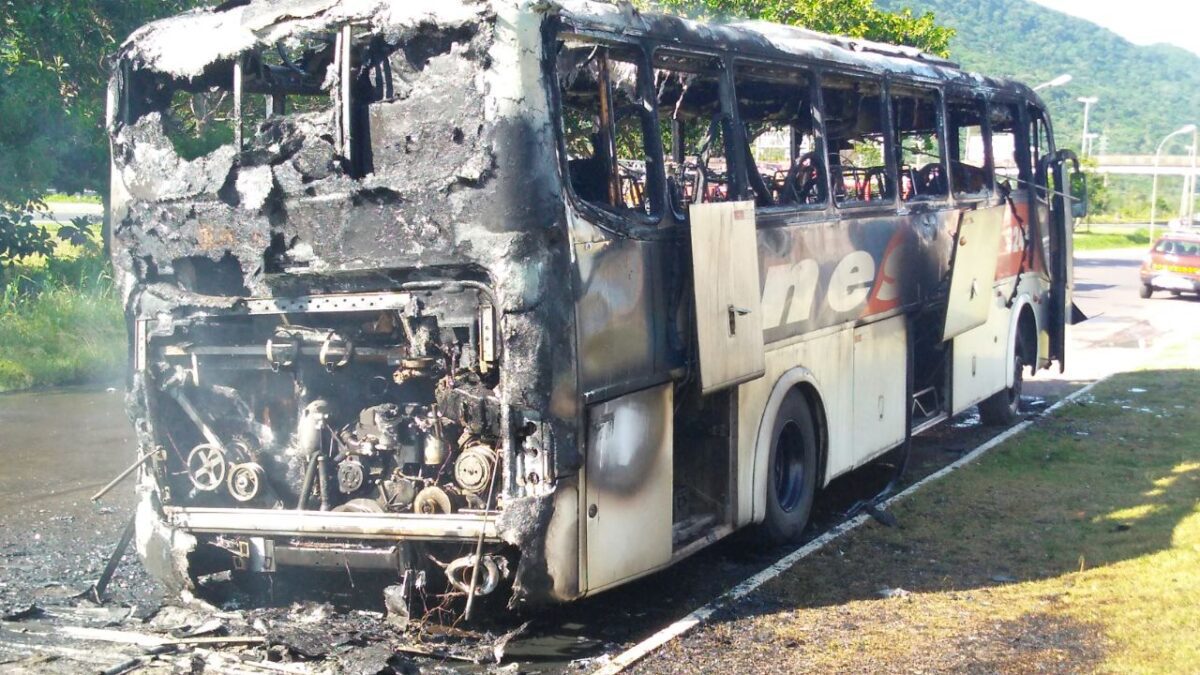 Ônibus da Unesul pega fogo pouco antes de chegar na rodoviária de Osório
